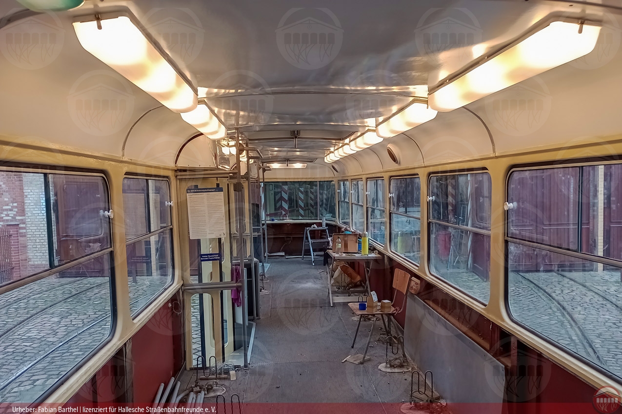 Foto vom Fahrgastraum des historischen Triebwagens 1067