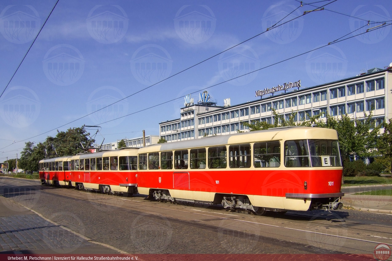 Foto vom historischen Triebwagen 931 mit Triebwagen 901 und Beiwagen 101 in der Delitzscher Straße