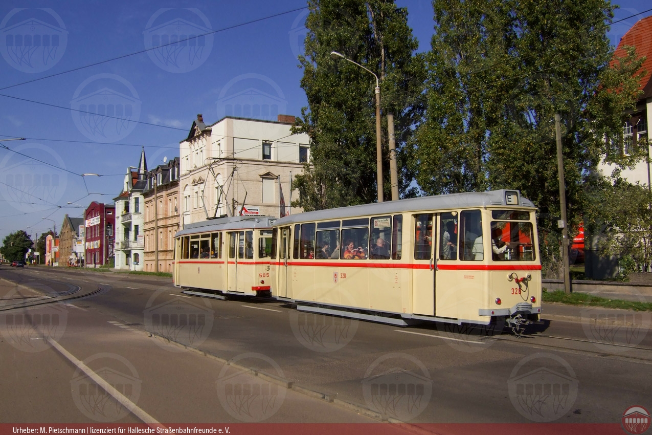 Foto vom historischen Triebwagen 505 mit Beiwagen 328 in der Delitzscher Straße