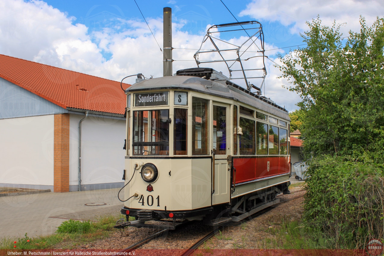 Foto vom historischen Triebwagen 401 in der Endstelle Kurt-Wüsteneck-Straße