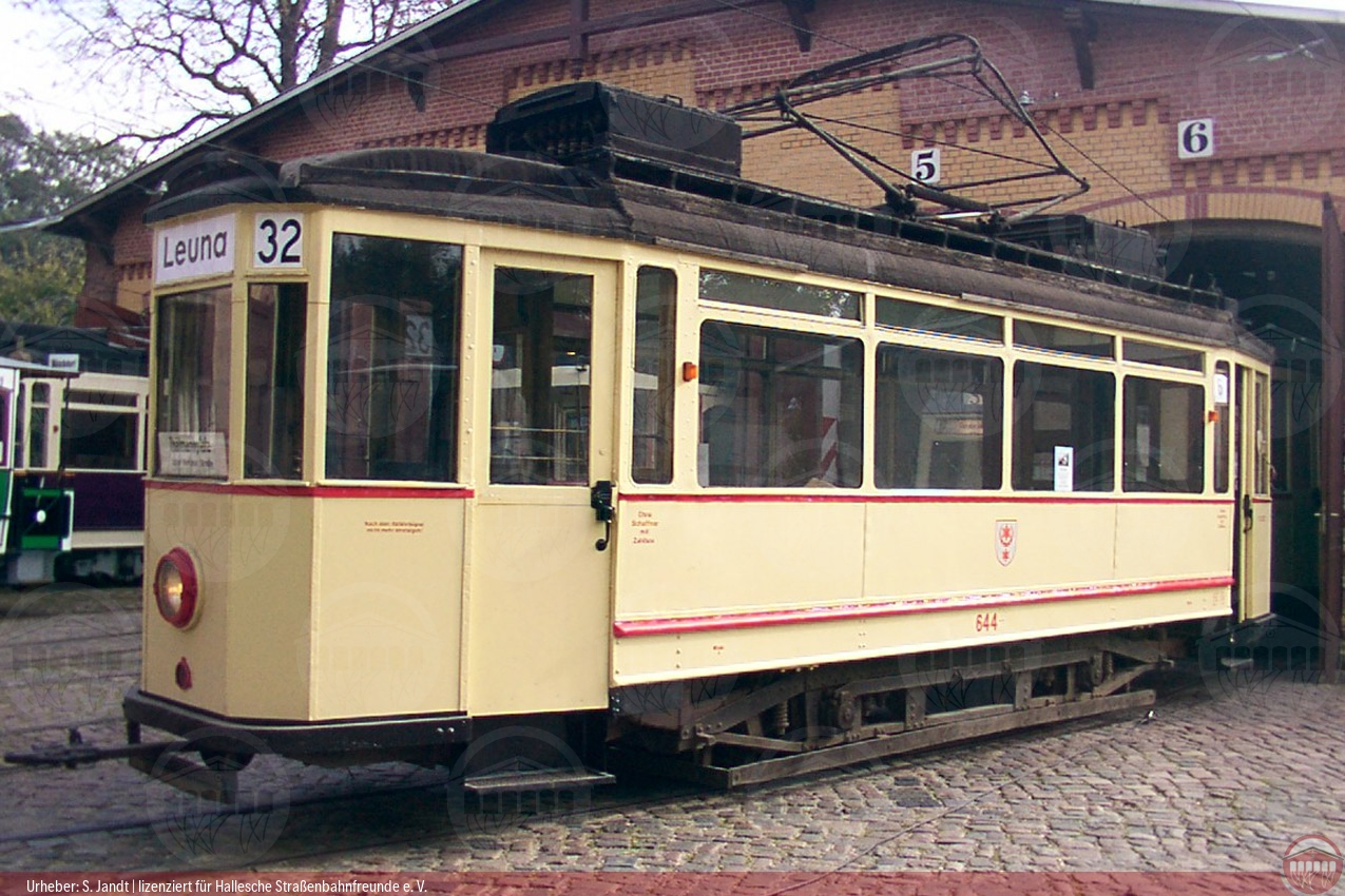 Foto vom historischen Triebwagen 644 im Betriebshof Seebener Straße
