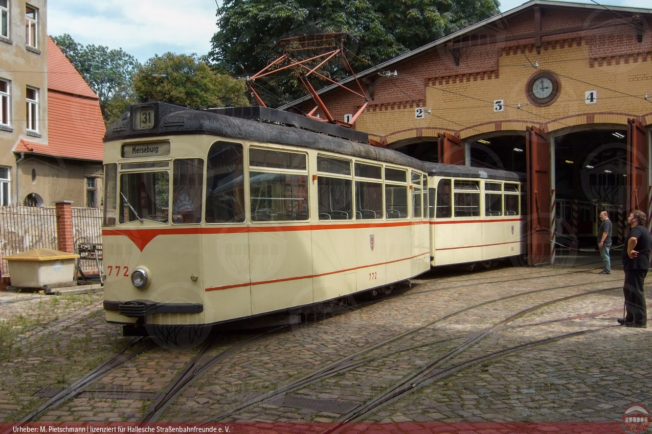 Foto vom historischen Triebwagen 772 mit Beiwagen 385 im Betriebshof Seebener Straße