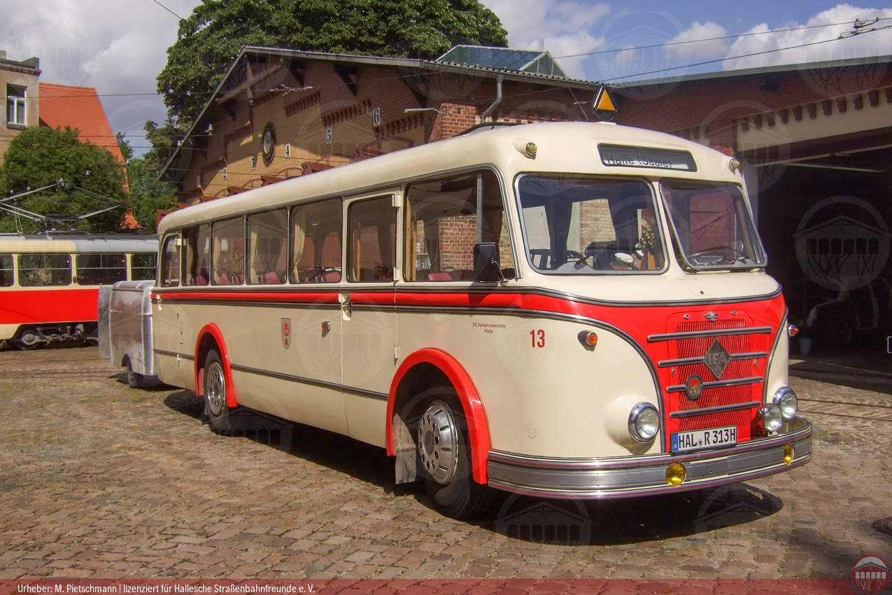 Foto vom historischen Omnibus Nr. 13 im Betriebshof Seebener Straße