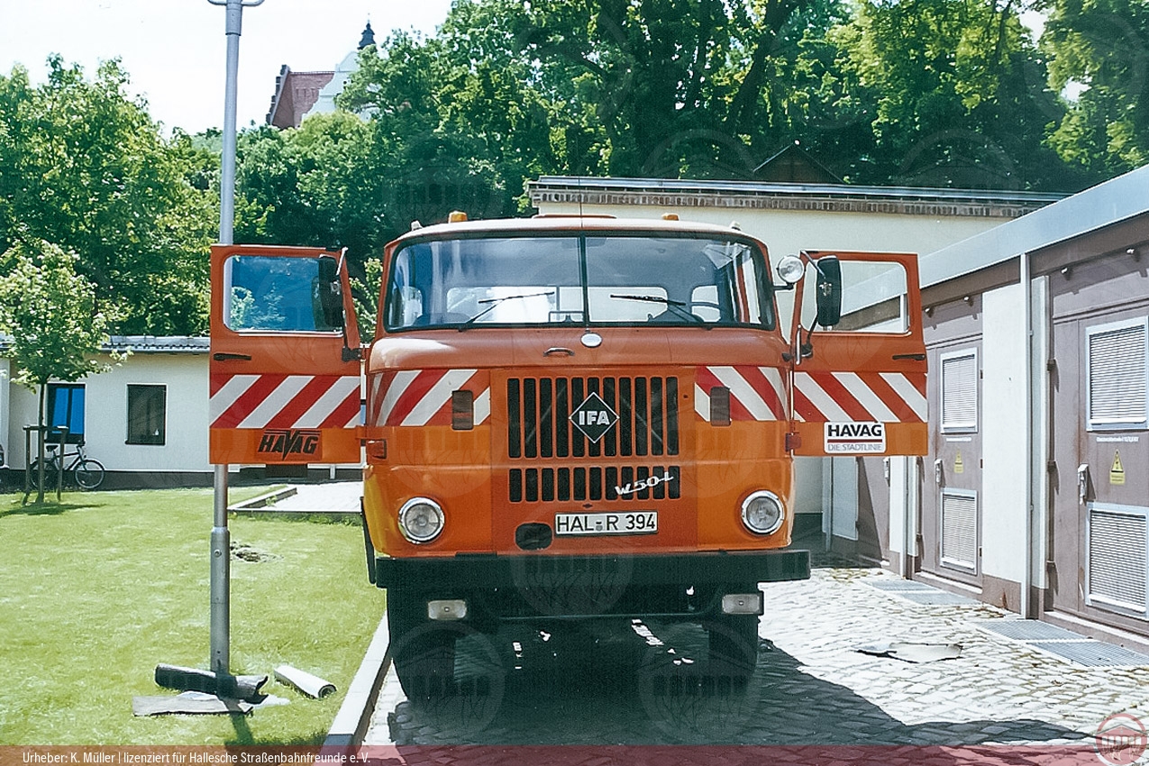 Foto vom historischen W50-Abschleppfahrzeug im Betriebshof Seebener Straße