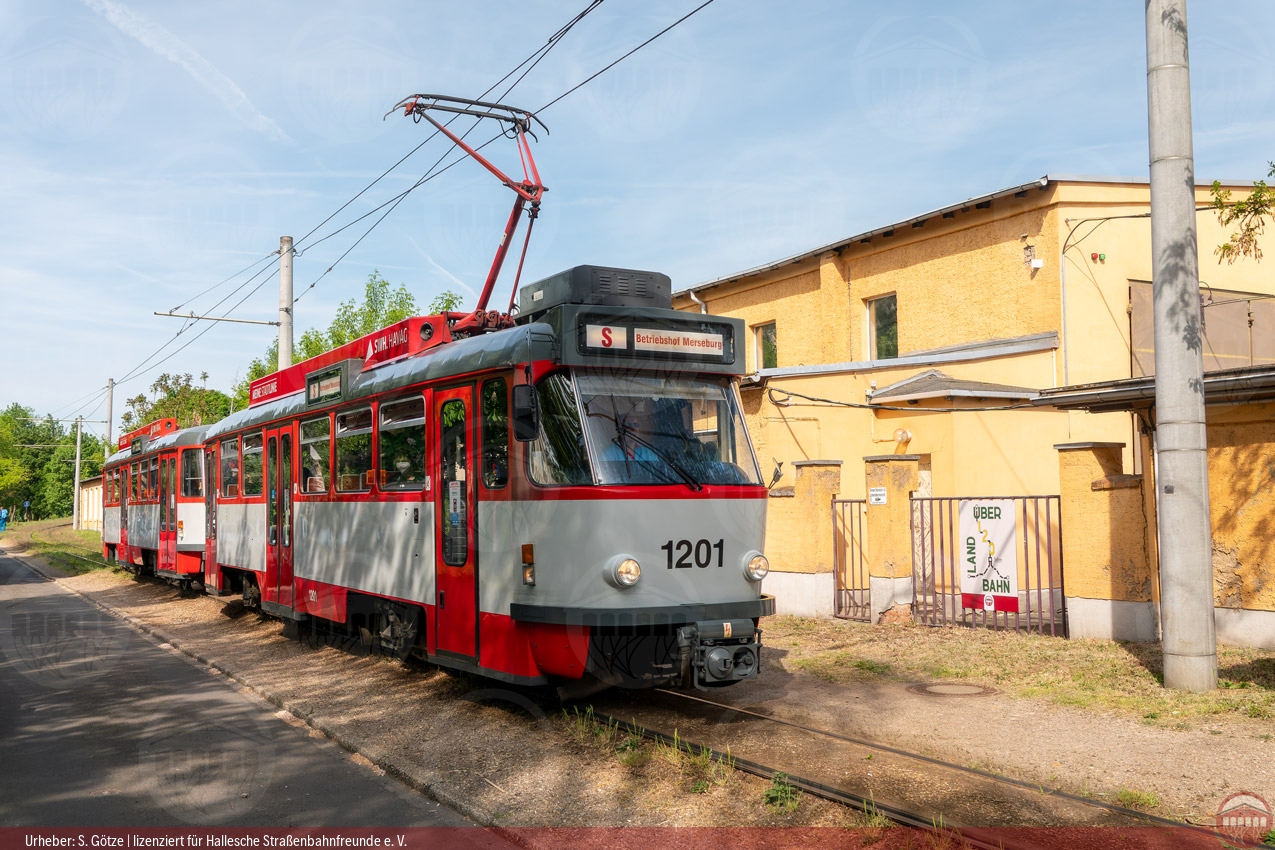 Foto vom historischen Triebwagen 1201 mit Beiwagen 222 in Merseburg