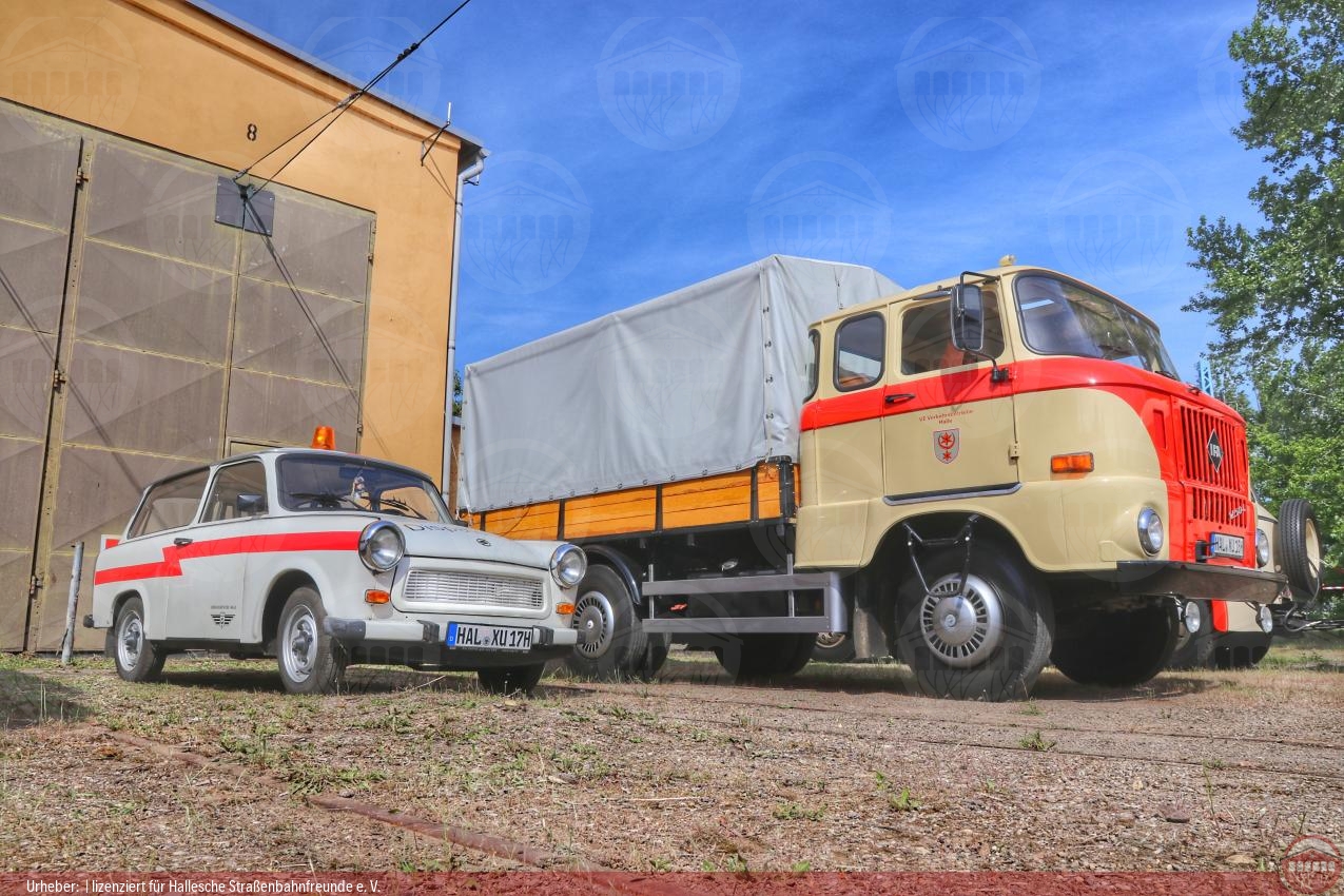 Foto vom historischen Trabant P601 und W50L im Betriebshof Merseburg