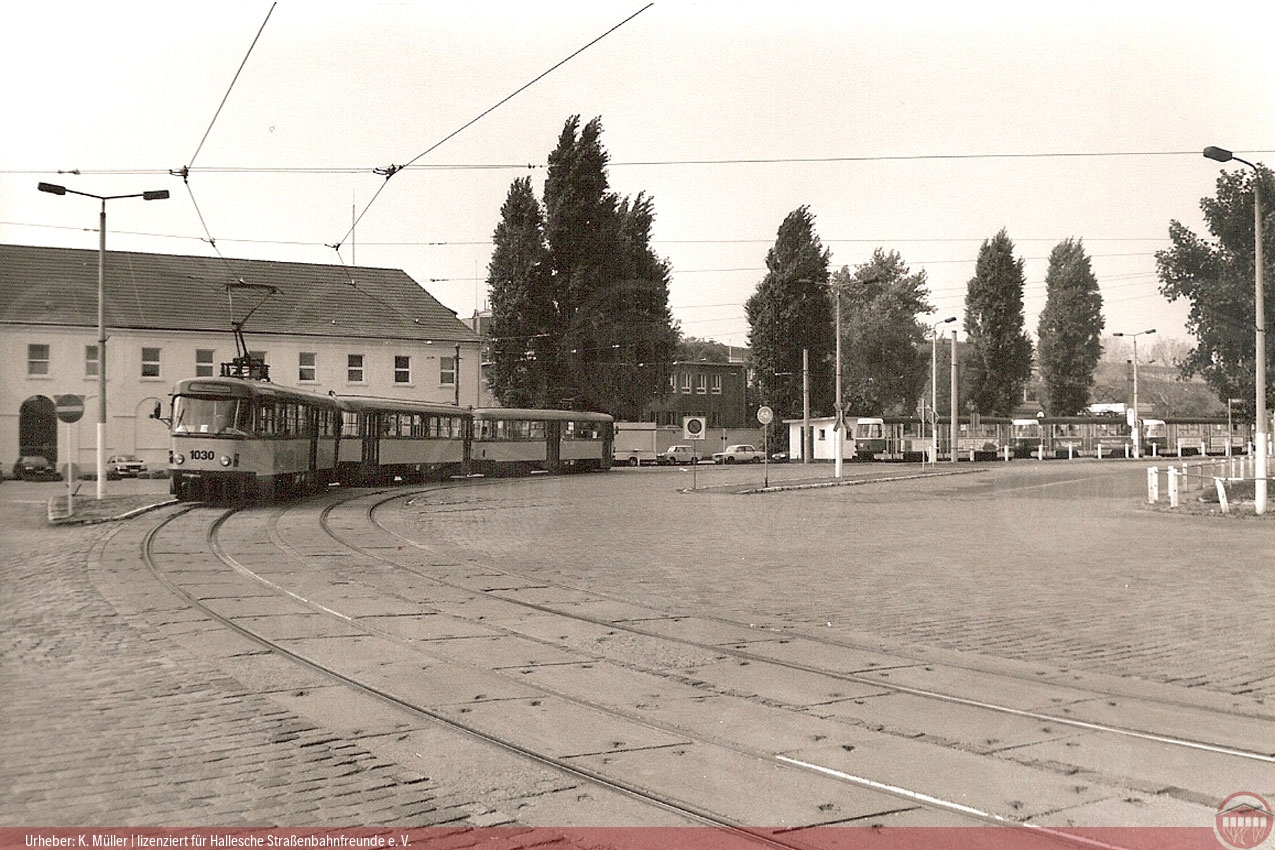 Schwarzweiß-Foto des Tatra-Zuges 1030/150/1031 am Haupttorplatz in Leuna