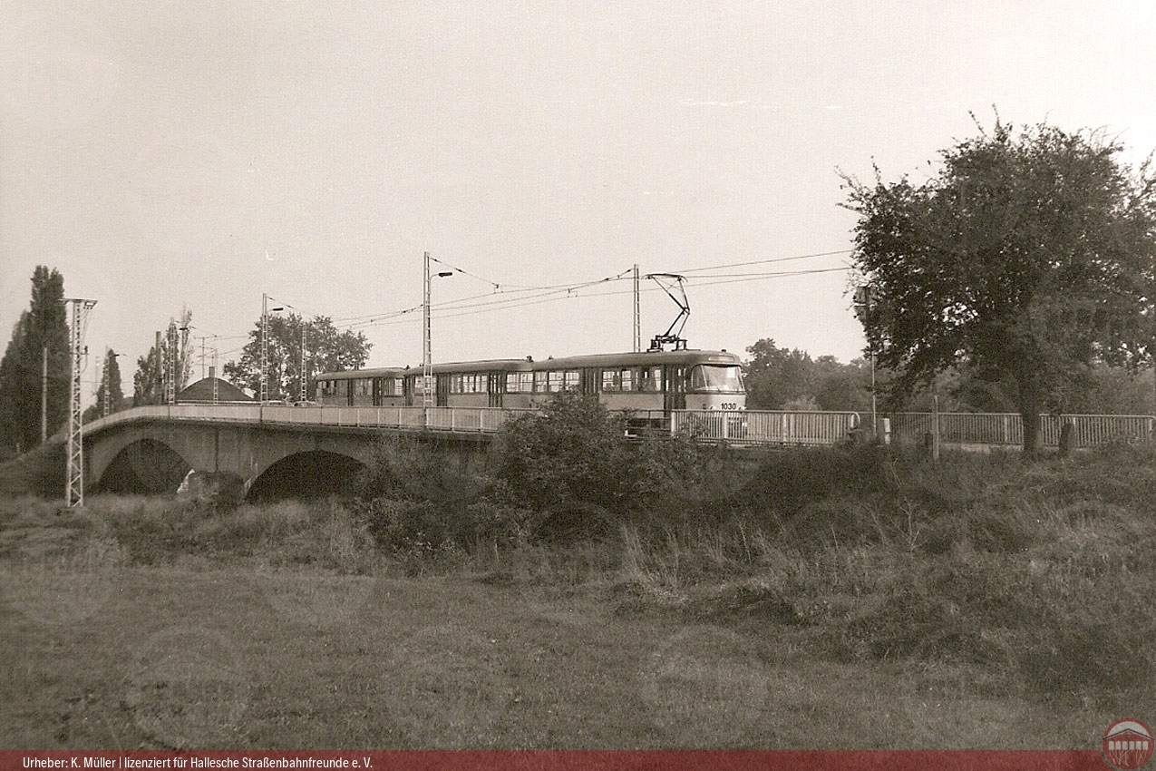 Schwarzweiß-Foto des Tatra-Zuges 1030/150/1031 auf der Saalebrücke zwischen Bad Dürrenberg und Kirchfährendorf