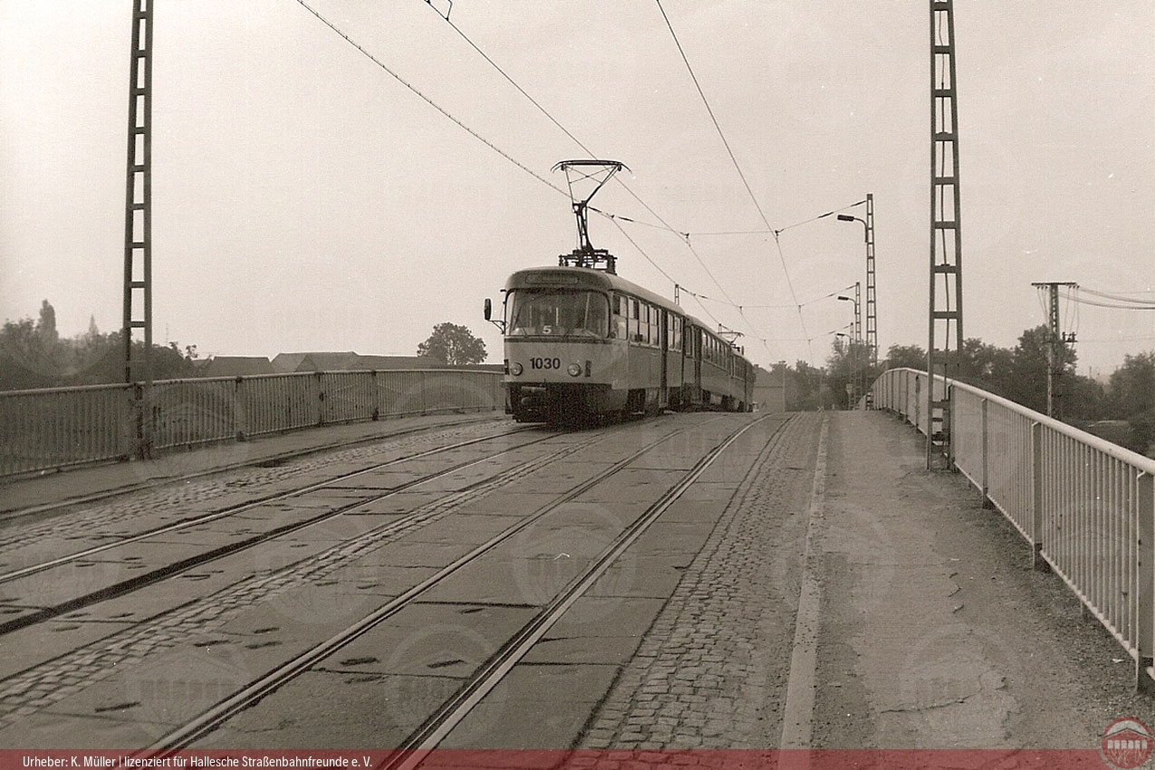 Schwarzweiß-Foto des Tatra-Zuges 1030/150/1031 auf der Saalebrücke zwischen Kirchfährendorf und Bad Dürrenberg