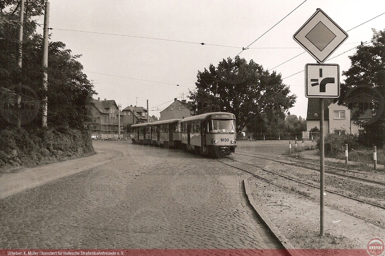 Schwarzweiß-Foto des Tatra-Zuges 1030/150/1031 auf dem "Platz der Freiheit", Bad Dürrenberg