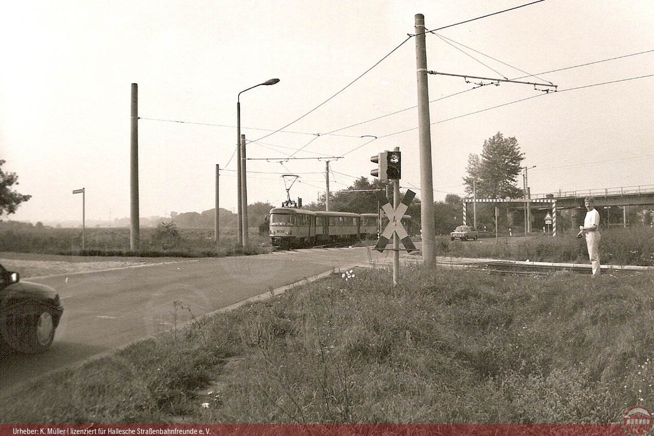 Schwarzweiß-Foto des Tatra-Zuges 1030/150/1031 in Kirchfährendorf, Leunaer Straße