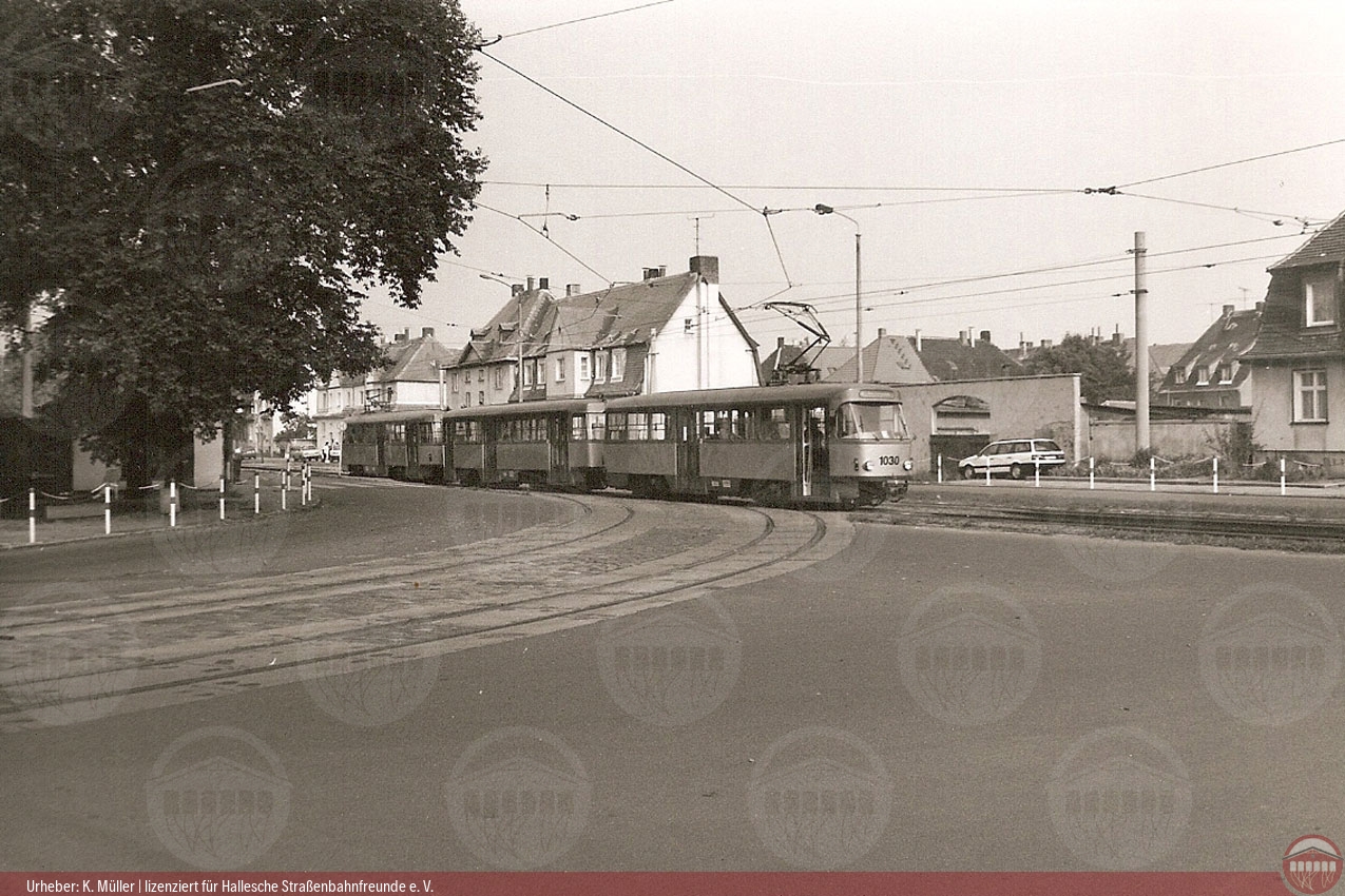 Schwarzweiß-Foto des Tatra-Zuges 1030/150/1031 auf dem Pfalzplatz, Leuna