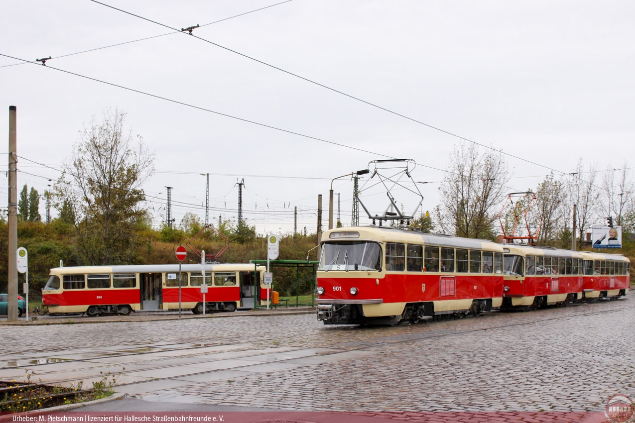 Foto vom historischen Triebwagen 900 und historischen Tatra-Zug 901/931/101 an der Haltestelle Leunaweg in Merseburg