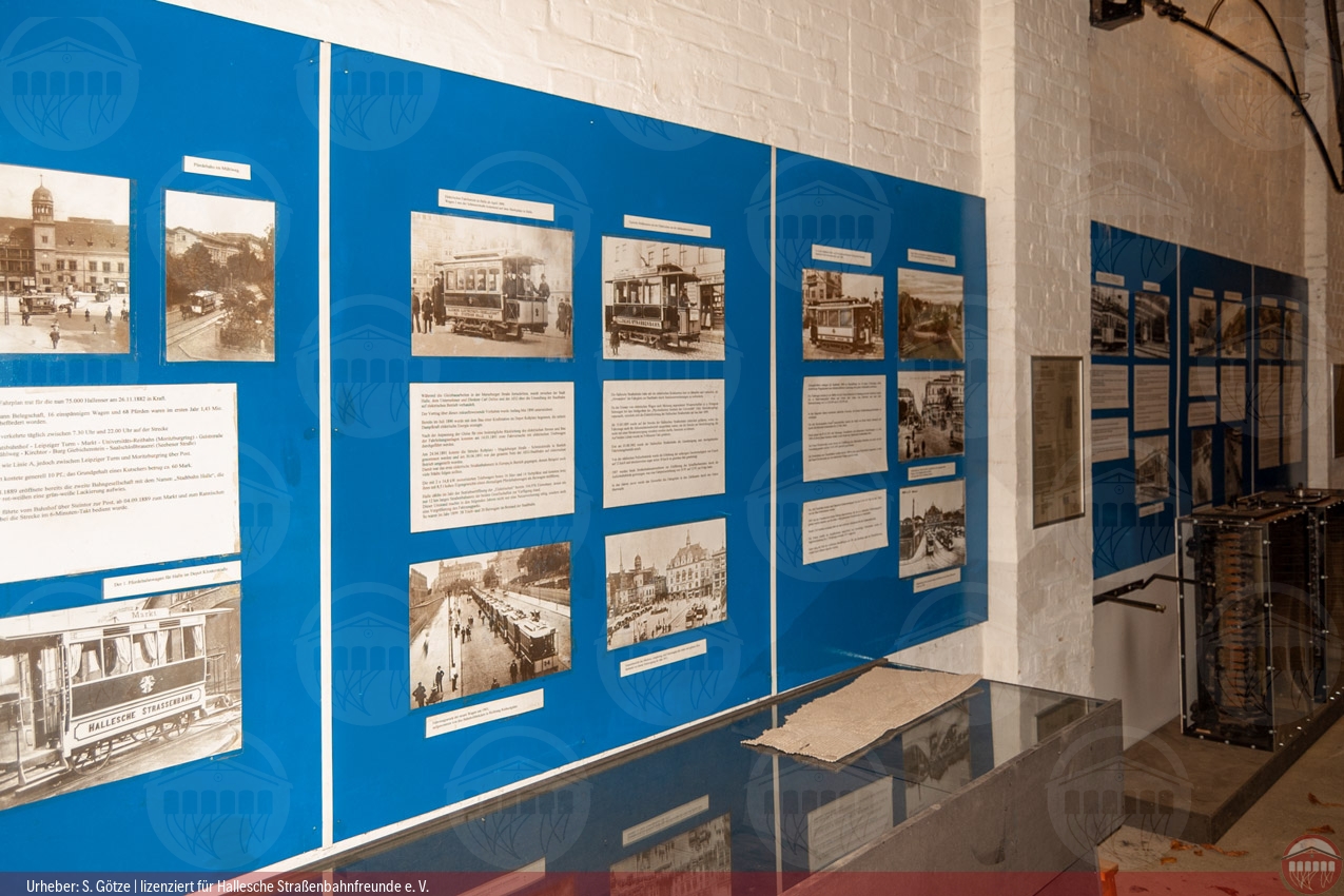 Foto der alten Geschichts-Wandtafeln im historischen Straßenbahndepot