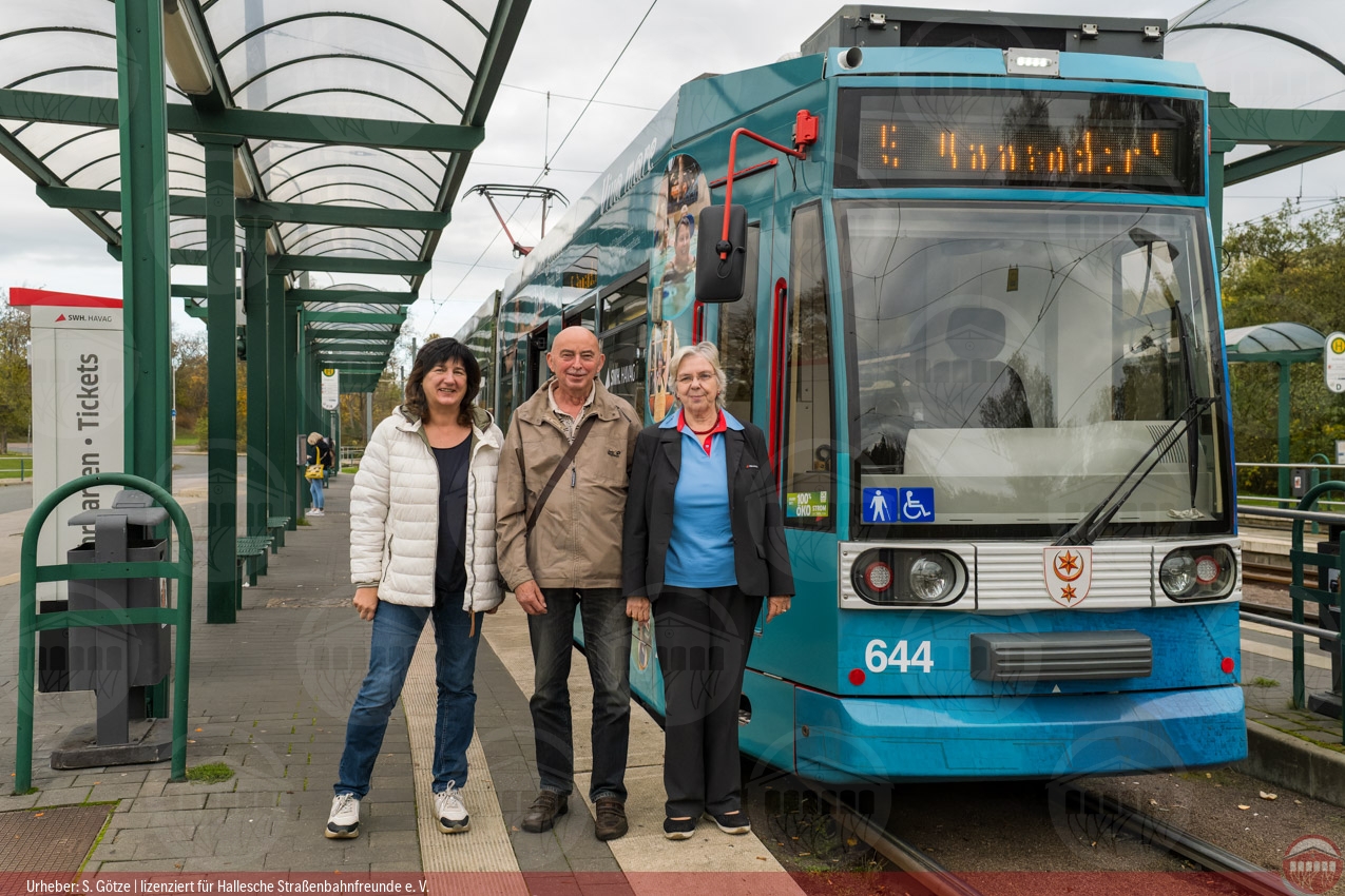Foto von drei Personen vor einer Straßenbahn in Kröllwitz