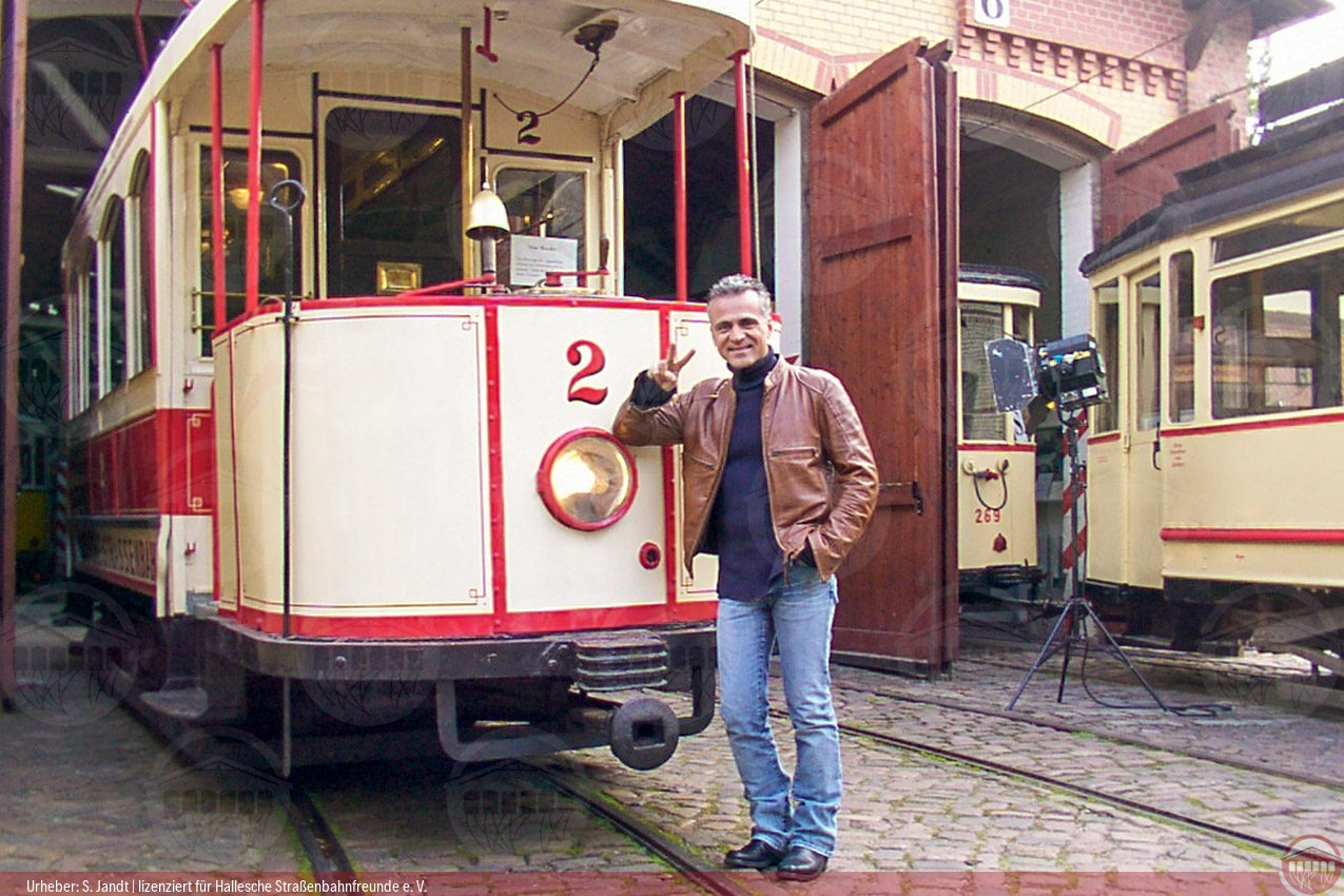 Foto von Schlagersänger Nino de Angelo und dem historischen Triebwagen 2