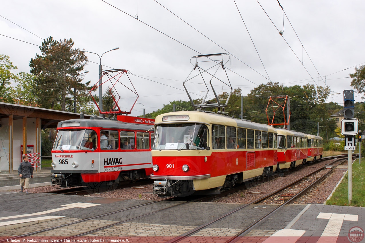 Foto vom Fahrschul-Triebwagen 985 und historischen Zug 901/931/101 in der Wendeschleife Heide