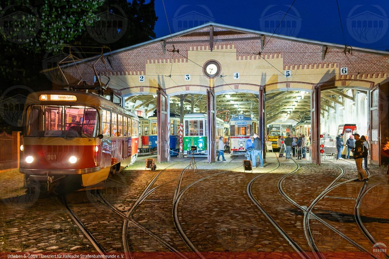 Triebwagen 901 zur Museumsnacht vor dem Historischen Depot bei Nacht