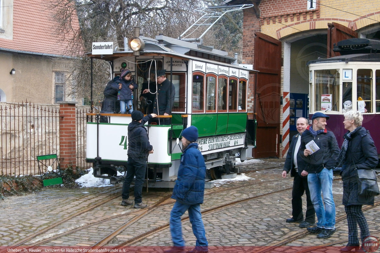 Foto von Besuchern der Ostereiersuche im Straßenbahndepot