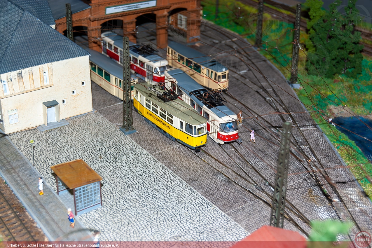 Foto vom Straßenbahndepot mit Fahrzeugen auf der Modellbahnanlage